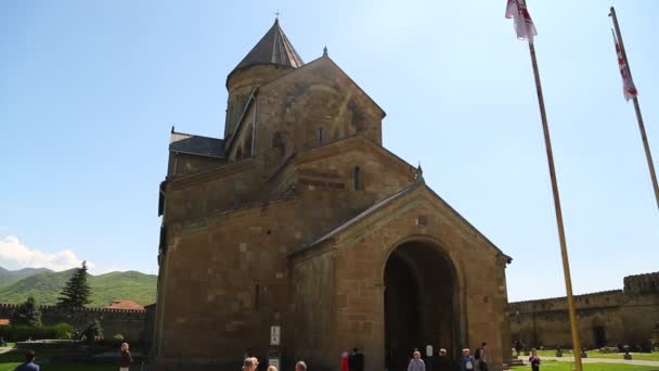 Personnes Marchant Près Cathédrale Svetitskhoveli Patrimoine Antique Géorgie — Video