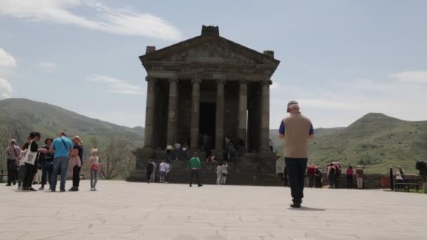 Toeristen Een Bezoek Aan Tempel Van Garni Grieks Romeins Colonnade — Stockvideo