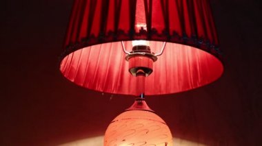 otel odasında kırmızı başucu lambası yakın çekim görüntüleri