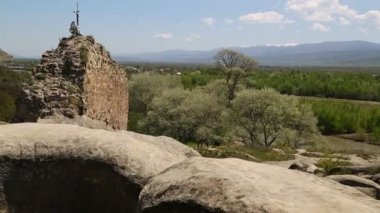 doğu Gürcistan'da antik kaya yontulmuş şehir uplistsikhe yakınlarındaki nehir ve peyzaj panorama