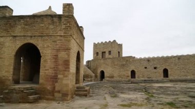bakü'deki ateşgah tapınağını ziyaret eden insanlar, Azerbaycan
