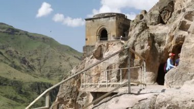 kayalarda kazılan mağara şehrinin görüntüleri, Vardzia, Gürcistan