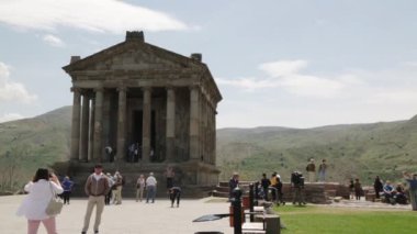 Garni Tapınağı'nı ziyaret eden turistler, Ermenistan'da Greko-Romen sütunlu bina 