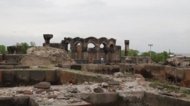 Ermenistan'daki antik Zvartnots Katedrali'ni ziyaret eden turistler