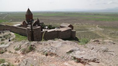 Ermenistan'daki antik khor virap manastırı yakınlarında kimliği belirsiz kişiler