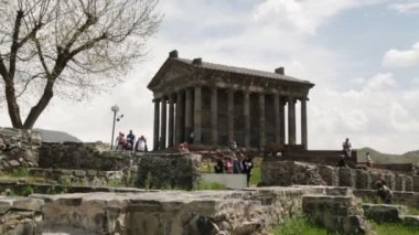 Garni Tapınağı'nı ziyaret eden turistler, Ermenistan'da Greko-Romen sütunlu bina 