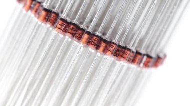 beyaz arka plan üzerinde diyot elektronik bileşenlerin çok