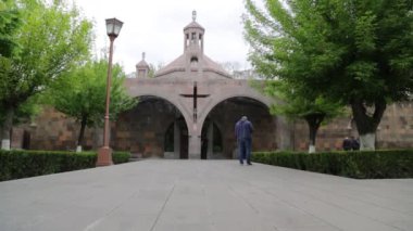 Ermenistan'daki en eski Hıristiyan antik tapınağını ziyaret eden turistler