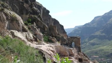 kayalarda kazılan mağara şehrinin görüntüleri, Vardzia, Gürcistan