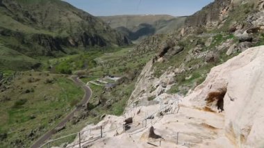 kayalarda kazılan mağara şehrinin görüntüleri, Vardzia, Gürcistan