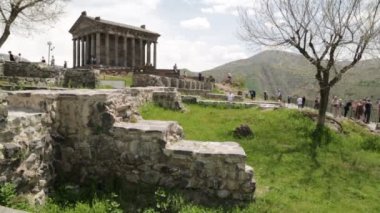 Garni Tapınağı'nı ziyaret eden turistler, Ermenistan'da Greko-Romen sütunlu bina 