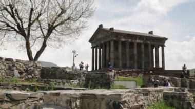 Garni Tapınağı'nı ziyaret eden turistler, Ermenistan'da Greko-Romen sütunlu bina 