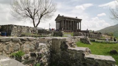 Garni Tapınağı'nı ziyaret eden turistler, Ermenistan'da Greko-Romen sütunlu bina 