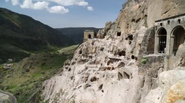 kayalarda kazılan mağara şehrinin görüntüleri, Vardzia, Gürcistan