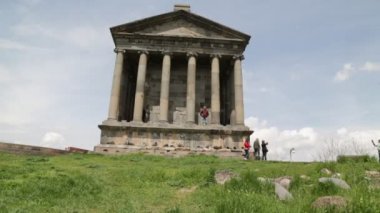 Garni Tapınağı'nı ziyaret eden turistler, Ermenistan'da Greko-Romen sütunlu bina 