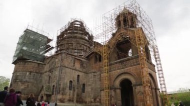 Ermenistan'daki en eski Hıristiyan antik tapınağını ziyaret eden turistler