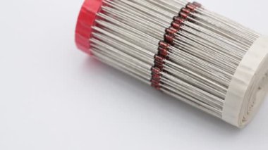 beyaz arka plan üzerinde diyot elektronik bileşenlerin çok