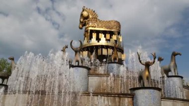 kutaisi altın atlar ve çeşme anıtı, gürcistan