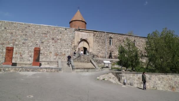Onbekende Mensen Buurt Van Antique Khor Virap Monastery Armenia — Stockvideo