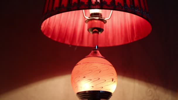 Nahaufnahme Von Roter Nachttischlampe Hotelzimmer — Stockvideo