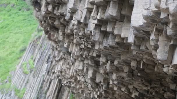 En armenia garni en el valle las antiguas columnas de basalto — Vídeo de stock