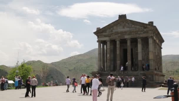 Turyści Odwiedzający Temple Garni Grecko Rzymski Kolumnadowy Budynek Armenii — Wideo stockowe