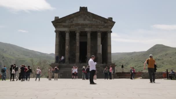 Touristen Besuchen Tempel Von Garni Griechisch Römisches Kolonnadengebäude Armenien — Stockvideo