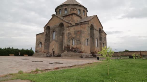 Personas Caminando Cerca Del Antiguo Monasterio Hripsime Armenia — Vídeo de stock