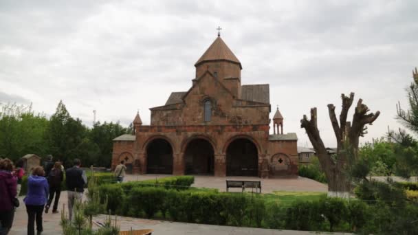 Armenia Gayane Circa Mayo 2019 Personas Identificadas Cerca Catedral Antigua — Vídeo de stock