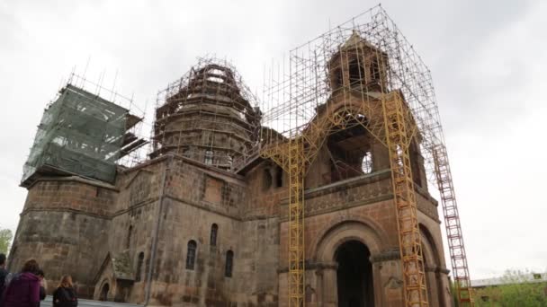 Туристы Посещающие Эчмиадзин Старейший Христианский Античный Храм Армении — стоковое видео