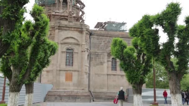 Turister Som Besøker Echmiadzin Armenias Eldste Kristne Antikke Tempel – stockvideo