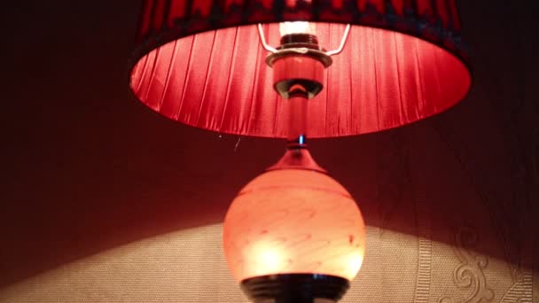 Primer Plano Lámpara Noche Roja Habitación Del Hotel — Vídeo de stock