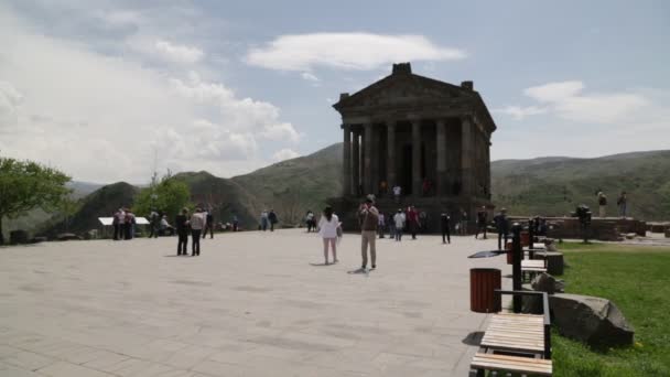 Туристы Посещающие Храм Гарни Здание Греко Римской Колоннады Армении — стоковое видео