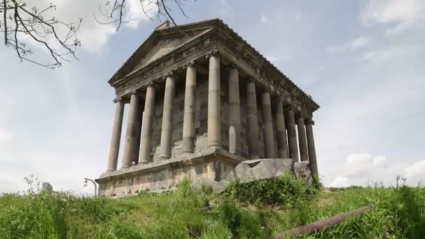 Toeristen Een Bezoek Aan Tempel Van Garni Grieks Romeins Colonnade — Stockvideo