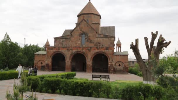 Armenia Gayane Circa Mayo 2019 Personas Identificadas Cerca Catedral Antigua — Vídeo de stock