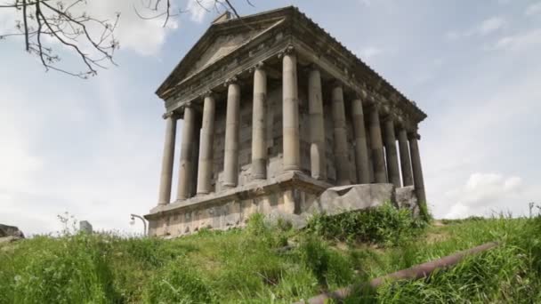 Turyści Odwiedzający Temple Garni Grecko Rzymski Kolumnadowy Budynek Armenii — Wideo stockowe