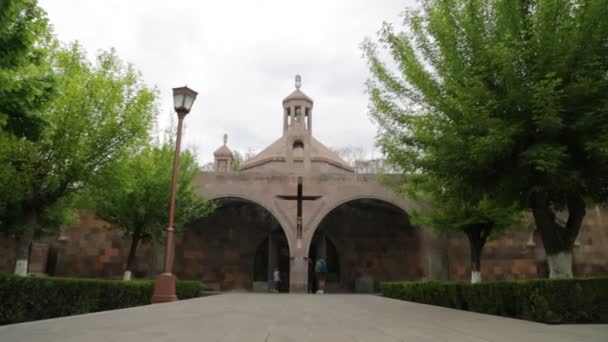 아르메니아에서 에크미아진 오래된 기독교 골동품 사원을 방문하는 관광객 — 비디오