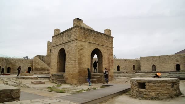 Personer Som Besöker Ateshgah Temple Baku Azerbajdzjan — Stockvideo