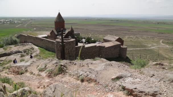 Oidentifierade Personer Närheten Antique Khor Virap Monastery Armenia — Stockvideo