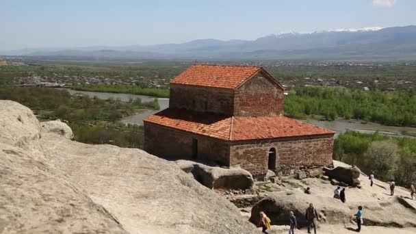 Insanlar Doğu Gürcistan Antik Kaya Yontulmuş Kasaba Uplistsikhe Yürüme — Stok video