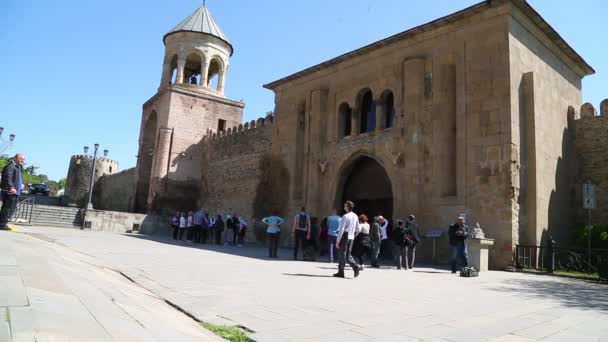 Pessoas Que Caminham Perto Catedral Svetitskhoveli Herança Antiga Georgia — Vídeo de Stock