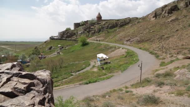 Oidentifierade Personer Närheten Antique Khor Virap Monastery Armenia — Stockvideo