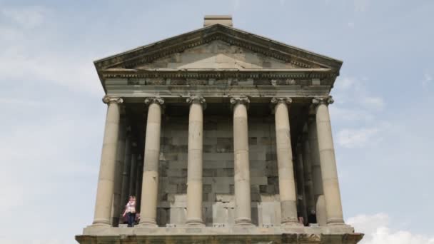 아르메니아의 그리스 식민지 가르니 사원을 방문하는 관광객 — 비디오