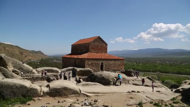 Люди Идущие Древним Высеченным Скалах Городам Уплишихе Востоке Грузии — стоковое видео