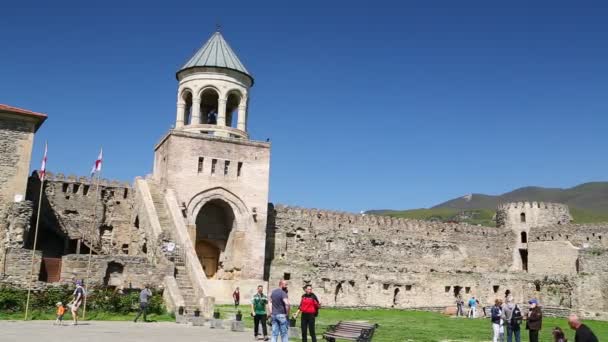 Pessoas Que Caminham Perto Catedral Svetitskhoveli Herança Antiga Georgia — Vídeo de Stock