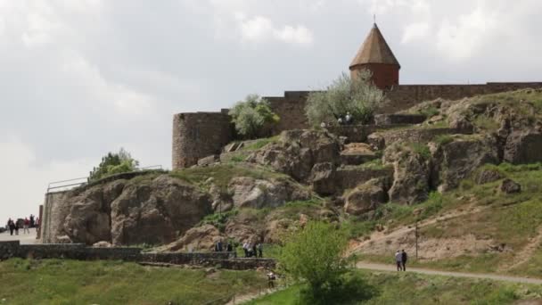 Persone Non Identificate Vicino All Antico Monastero Khor Virap Armenia — Video Stock