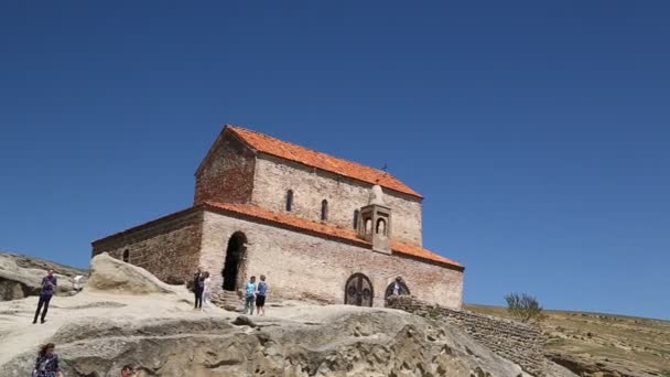 Människor Som Går Forntida Rock Hewn Stad Uplistsikhe Östra Georgien — Stockvideo