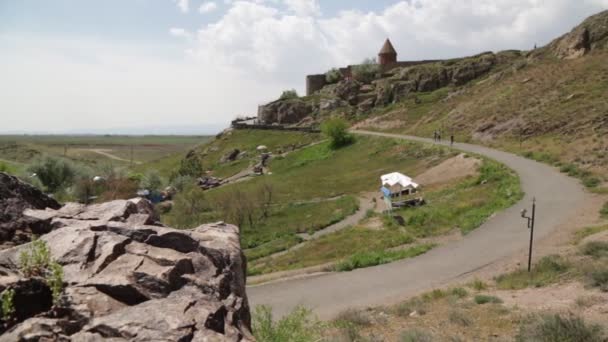 Orang Tak Dikenal Dekat Biara Khor Virap Antik Armenia — Stok Video