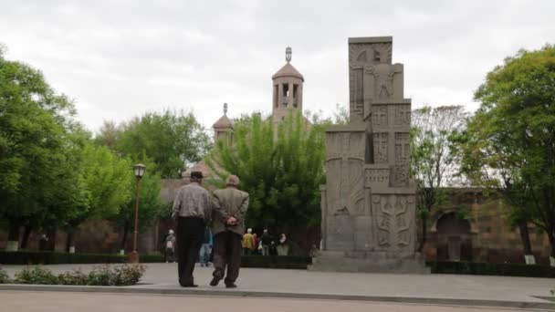 Turisté Navštěvující Nejstarším Křesťanským Starožitným Chrámem Arménii — Stock video