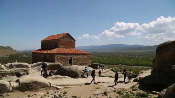 Personas Caminando Antigua Ciudad Excavada Roca Uplistsikhe Este Georgia — Vídeo de stock